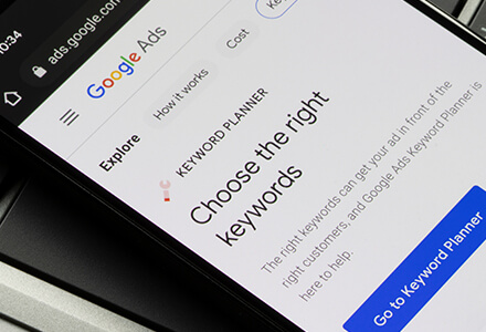 The Google Ads page on mobile, looking at choosing the right keywords.